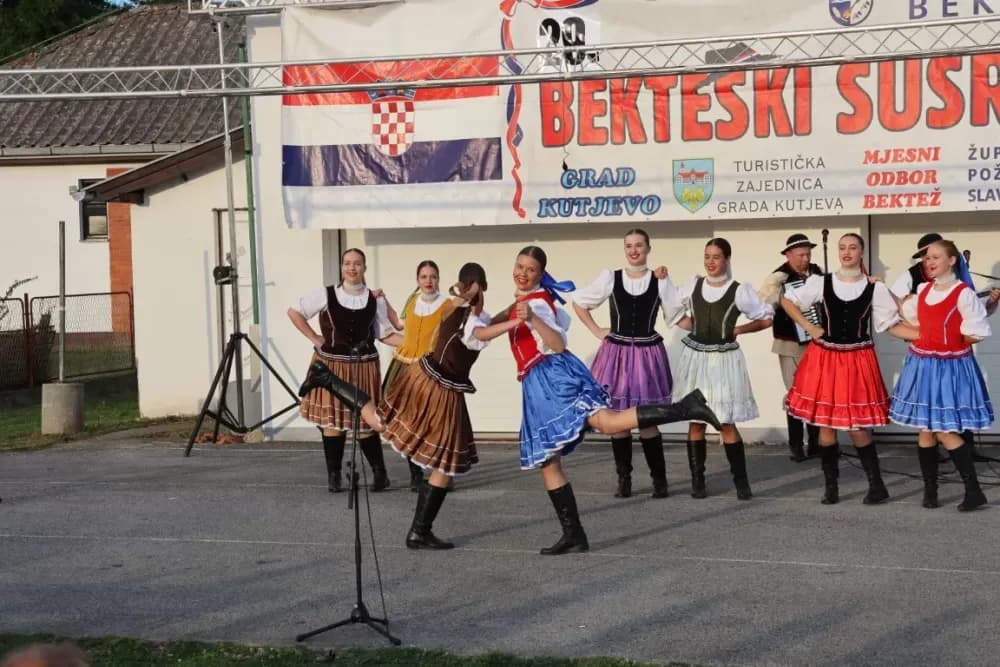 Nizale su se pjesme i napjevi, plesalo se i igralo na 29. Bekteškim susretima