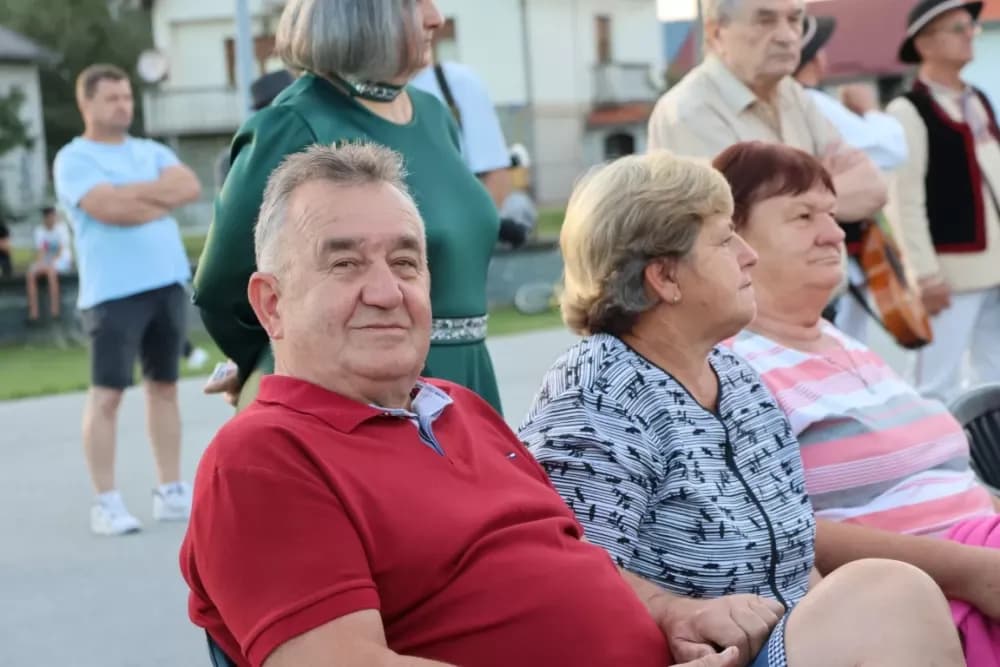Nizale su se pjesme i napjevi, plesalo se i igralo na 29. Bekteškim susretima