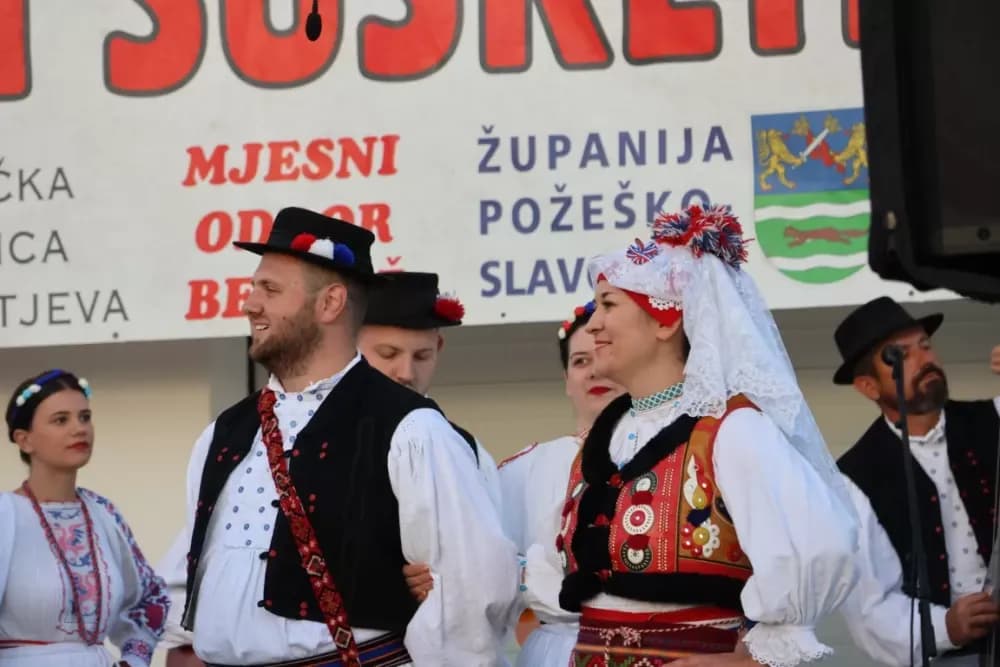 Nizale su se pjesme i napjevi, plesalo se i igralo na 29. Bekteškim susretima
