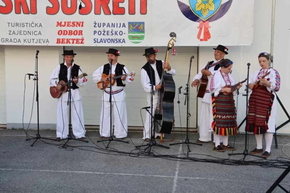 Nizale su se pjesme i napjevi, plesalo se i igralo na 29. Bekteškim susretima