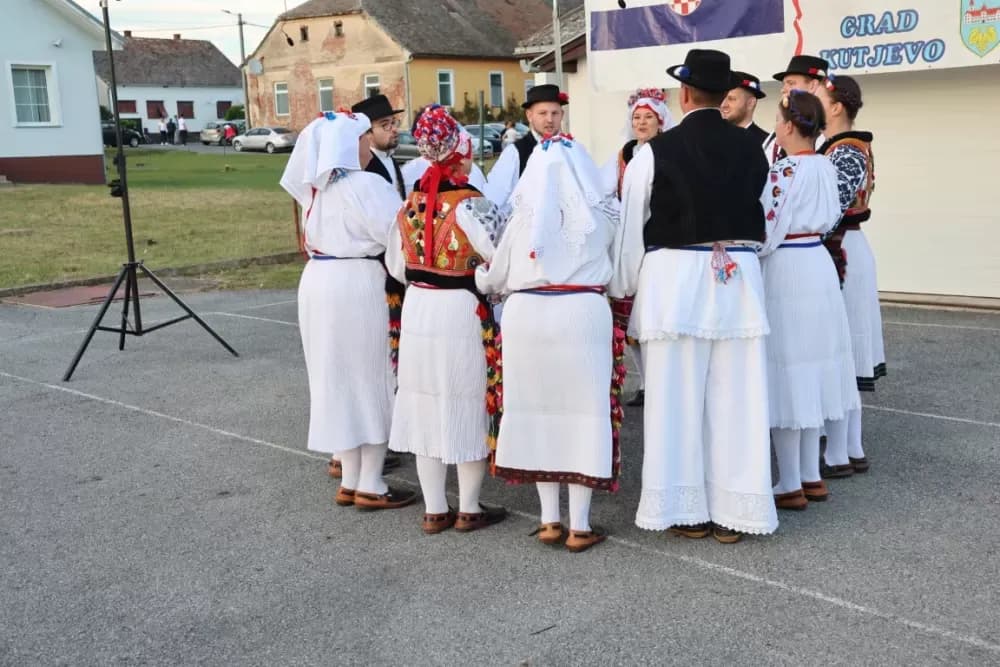 Nizale su se pjesme i napjevi, plesalo se i igralo na 29. Bekteškim susretima