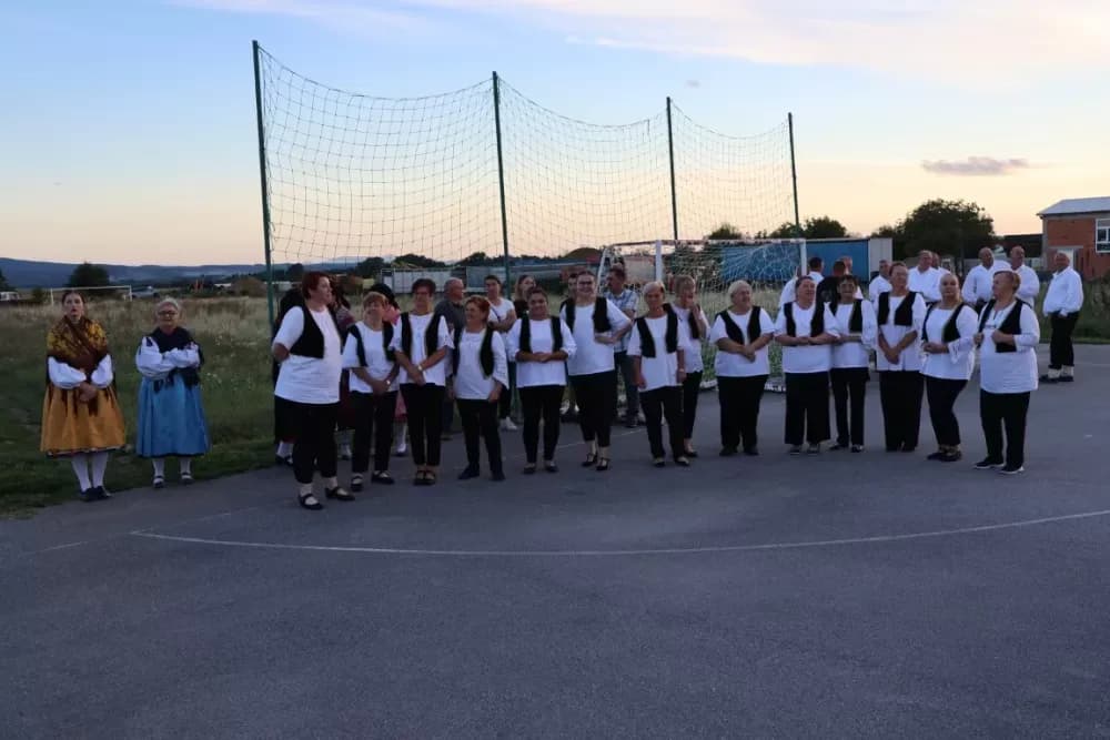 Nizale su se pjesme i napjevi, plesalo se i igralo na 29. Bekteškim susretima
