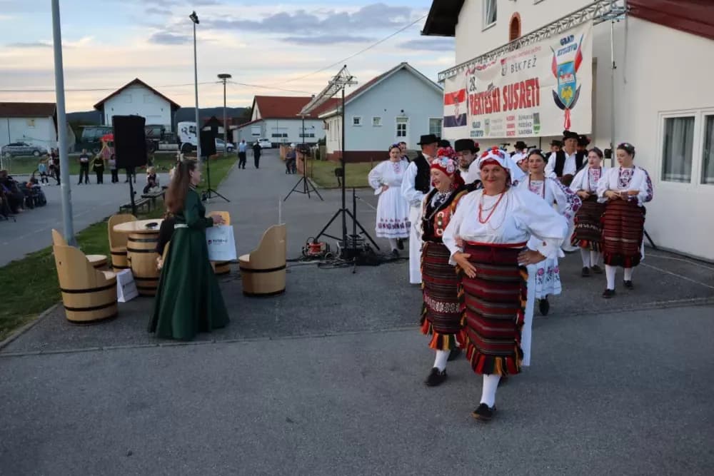 Nizale su se pjesme i napjevi, plesalo se i igralo na 29. Bekteškim susretima