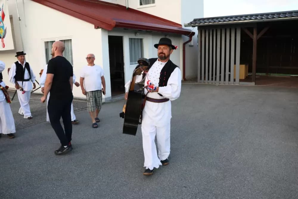 Nizale su se pjesme i napjevi, plesalo se i igralo na 29. Bekteškim susretima