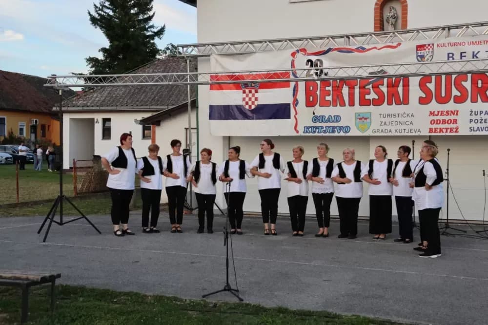 Nizale su se pjesme i napjevi, plesalo se i igralo na 29. Bekteškim susretima