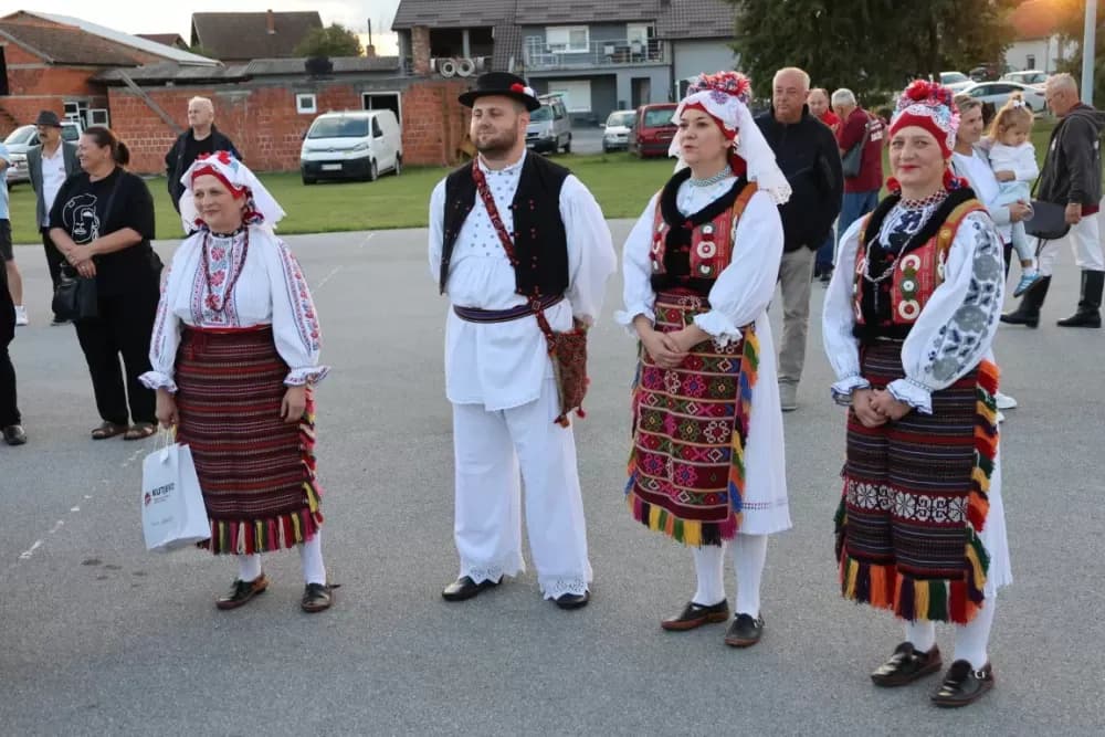 Nizale su se pjesme i napjevi, plesalo se i igralo na 29. Bekteškim susretima