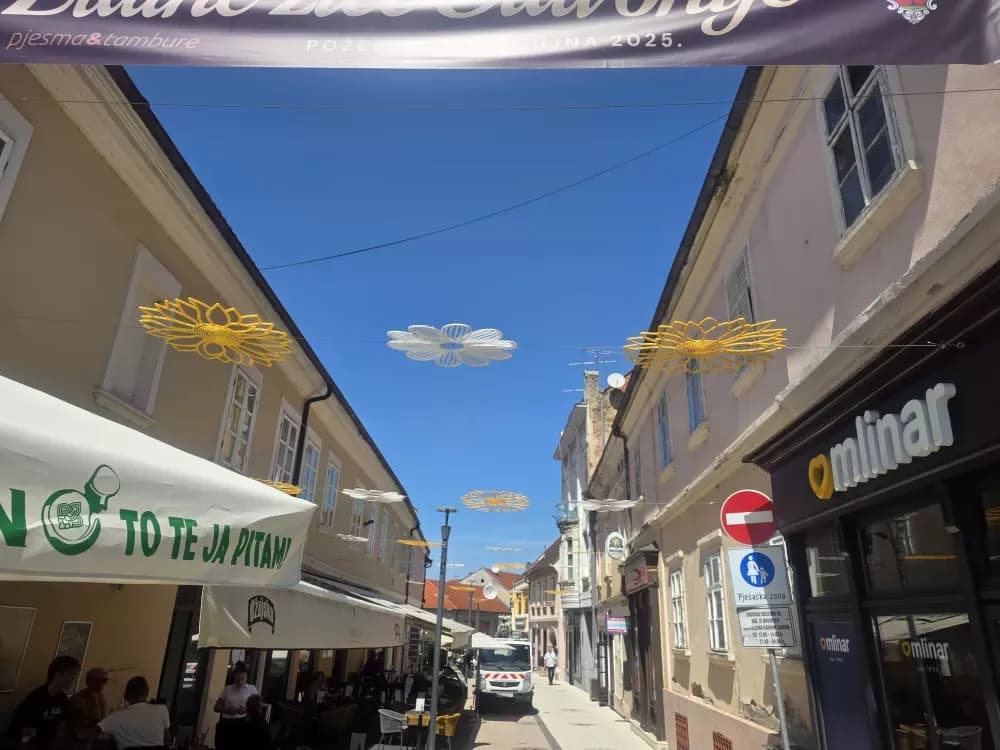 Počelo prigodno ukrašavanje grada uoči Zlatnih žica Slavonije