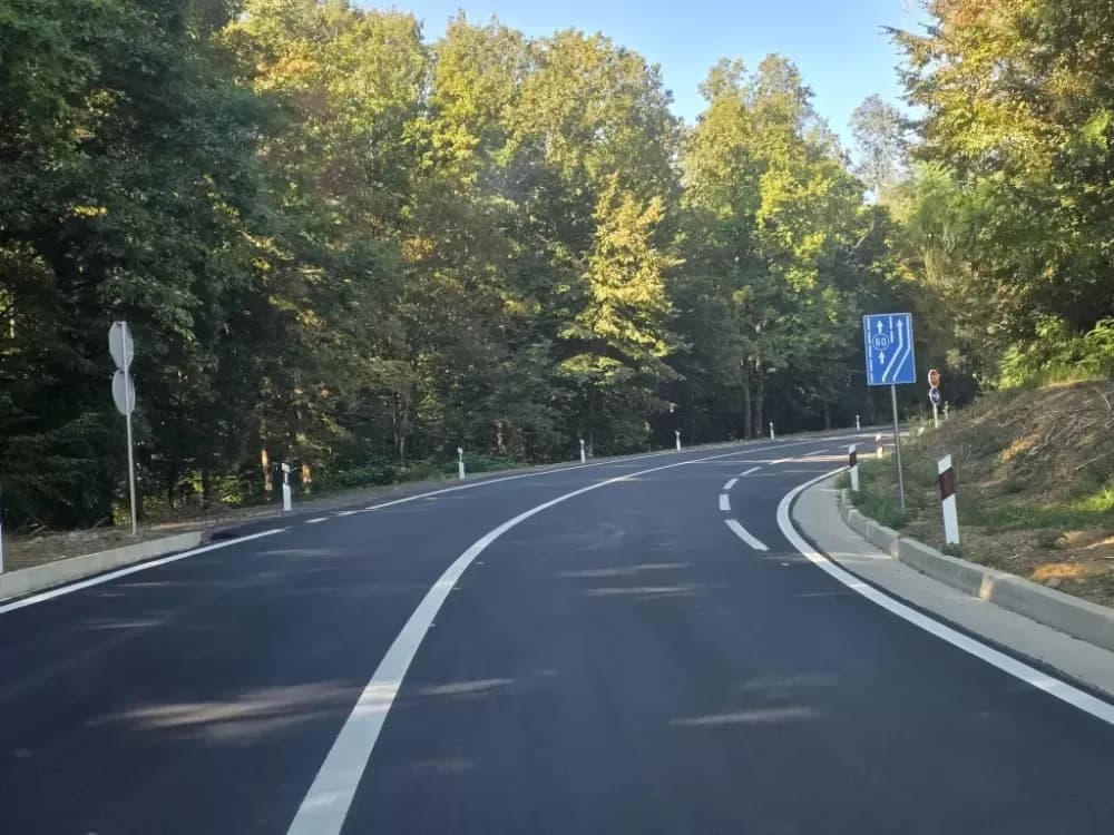 /FOTOGALERIJA/ Nećete prepoznati prometnicu prema autoputu koja se uskoro otvara: Gotovi su radovi na rekonstrukciji ceste Baćindol - Rešetari!