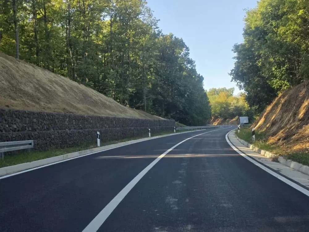 /FOTOGALERIJA/ Nećete prepoznati prometnicu prema autoputu koja se uskoro otvara: Gotovi su radovi na rekonstrukciji ceste Baćindol - Rešetari!
