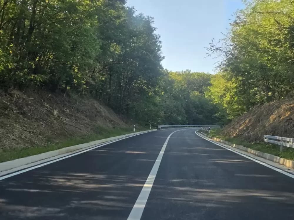/FOTOGALERIJA/ Nećete prepoznati prometnicu prema autoputu koja se uskoro otvara: Gotovi su radovi na rekonstrukciji ceste Baćindol - Rešetari!