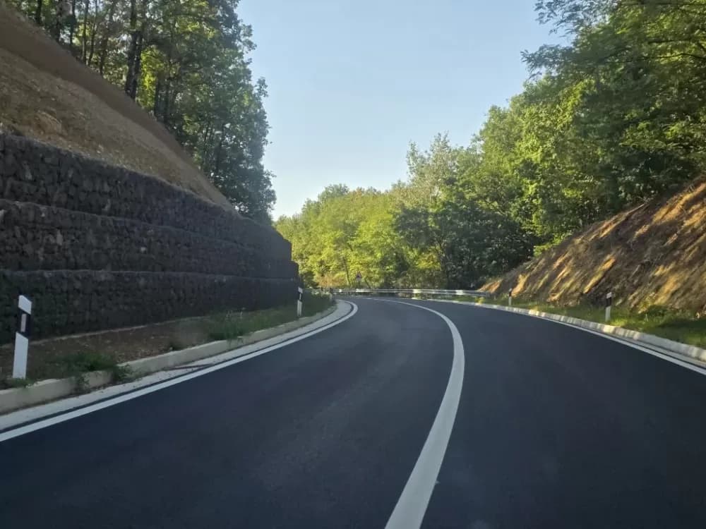 /FOTOGALERIJA/ Nećete prepoznati prometnicu prema autoputu koja se uskoro otvara: Gotovi su radovi na rekonstrukciji ceste Baćindol - Rešetari!