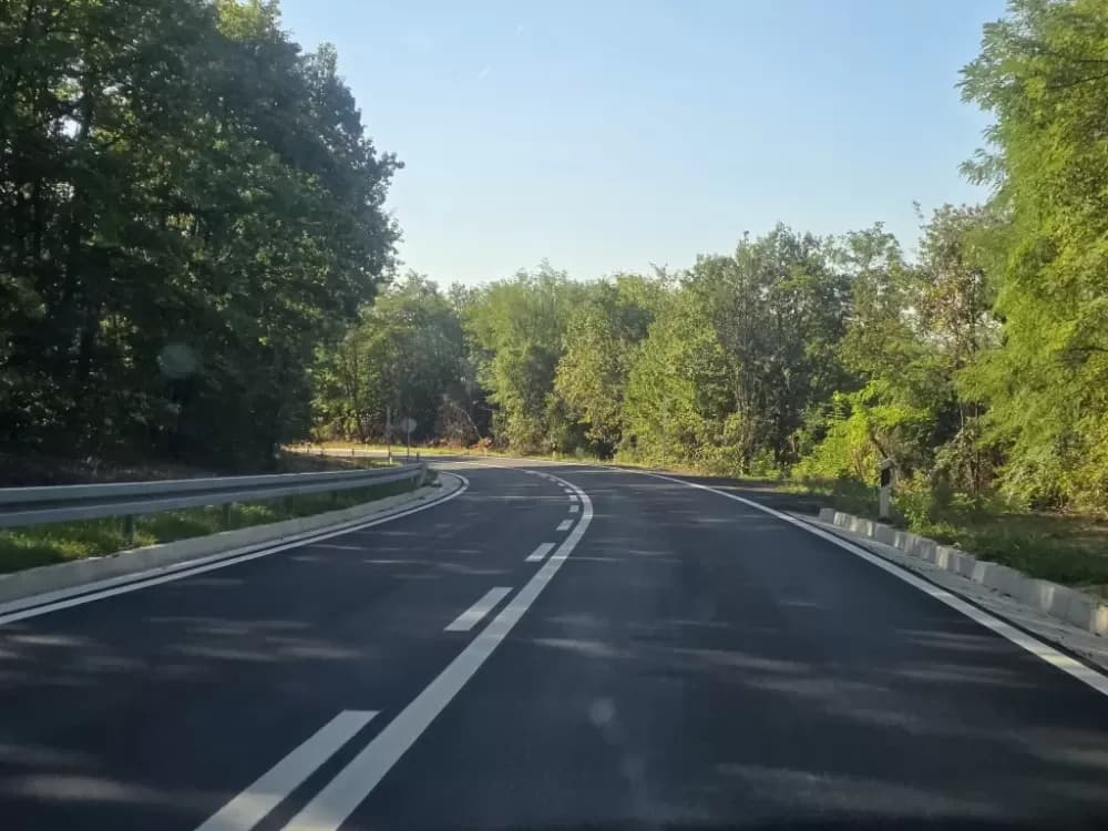 /FOTOGALERIJA/ Nećete prepoznati prometnicu prema autoputu koja se uskoro otvara: Gotovi su radovi na rekonstrukciji ceste Baćindol - Rešetari!