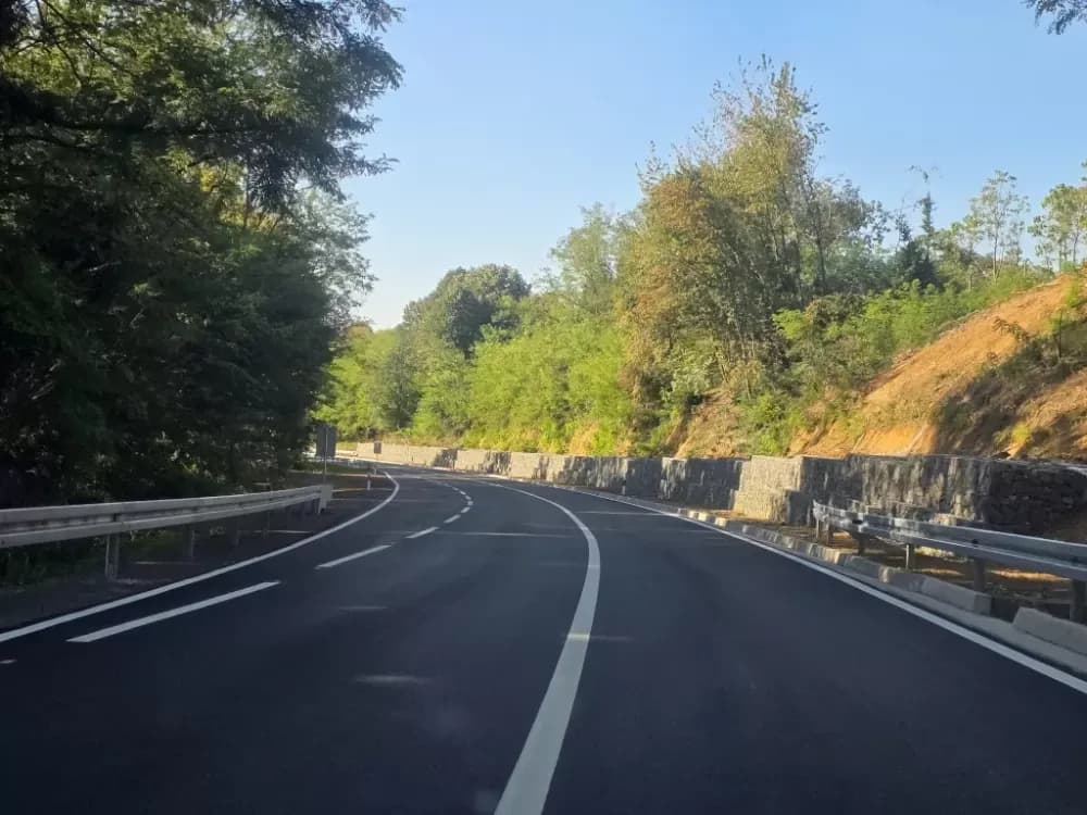 /FOTOGALERIJA/ Nećete prepoznati prometnicu prema autoputu koja se uskoro otvara: Gotovi su radovi na rekonstrukciji ceste Baćindol - Rešetari!