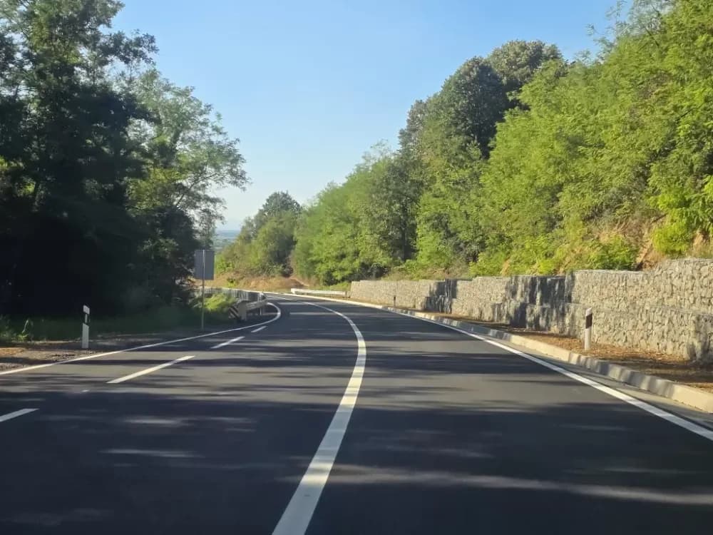 /FOTOGALERIJA/ Nećete prepoznati prometnicu prema autoputu koja se uskoro otvara: Gotovi su radovi na rekonstrukciji ceste Baćindol - Rešetari!