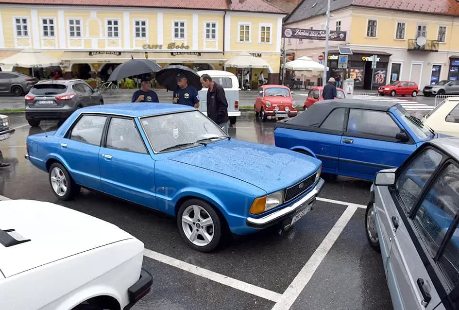 (FOTOGALERIJA) Od stotinjak prijavljenih svoja starodobna vozila pokazala njih polovica