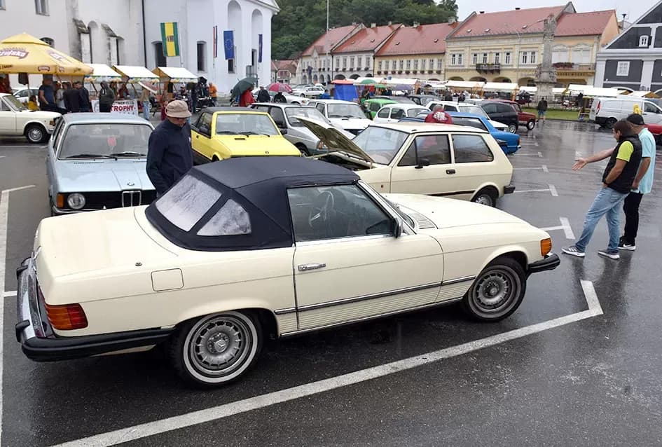 (FOTOGALERIJA) Od stotinjak prijavljenih svoja starodobna vozila pokazala njih polovica