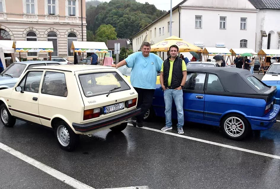 (FOTOGALERIJA) Od stotinjak prijavljenih svoja starodobna vozila pokazala njih polovica
