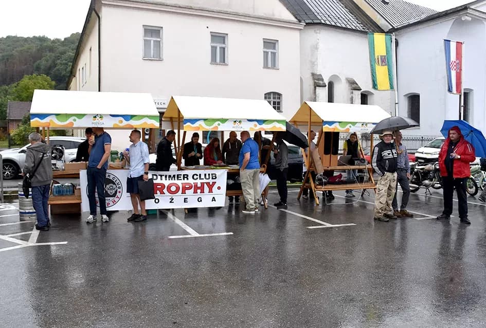 (FOTOGALERIJA) Od stotinjak prijavljenih svoja starodobna vozila pokazala njih polovica