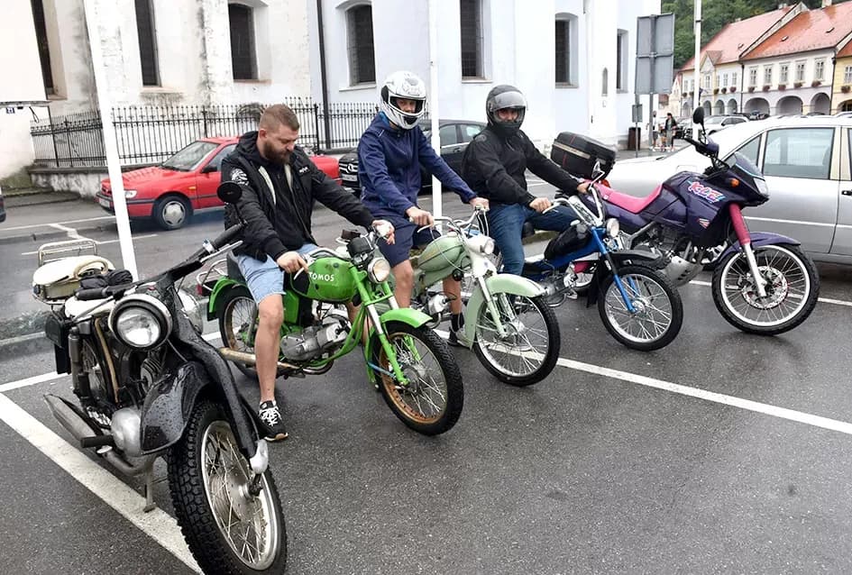 (FOTOGALERIJA) Od stotinjak prijavljenih svoja starodobna vozila pokazala njih polovica