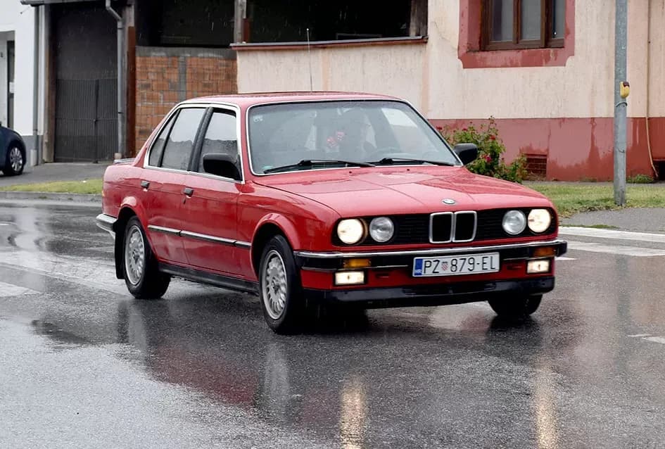 (FOTOGALERIJA) Od stotinjak prijavljenih svoja starodobna vozila pokazala njih polovica