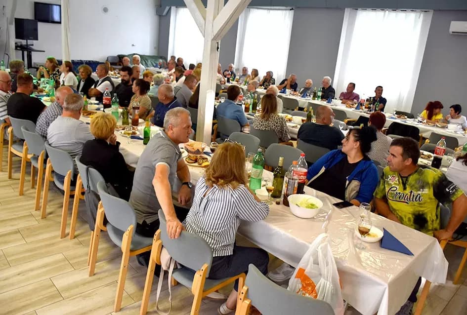 Biškupčan Branko Ivanešić nakon bolesti slavio život uz stotinu rođaka i prijatelja