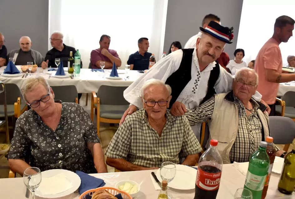 Biškupčan Branko Ivanešić nakon bolesti slavio život uz stotinu rođaka i prijatelja