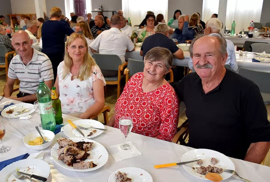 Biškupčan Branko Ivanešić nakon bolesti slavio život uz stotinu rođaka i prijatelja