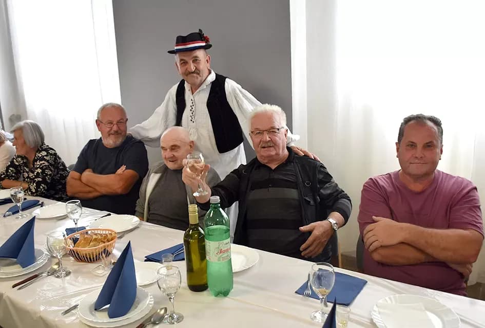 Biškupčan Branko Ivanešić nakon bolesti slavio život uz stotinu rođaka i prijatelja