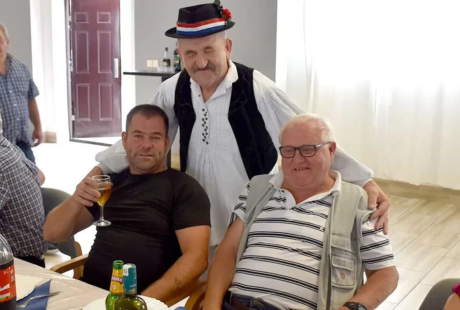 Biškupčan Branko Ivanešić nakon bolesti slavio život uz stotinu rođaka i prijatelja