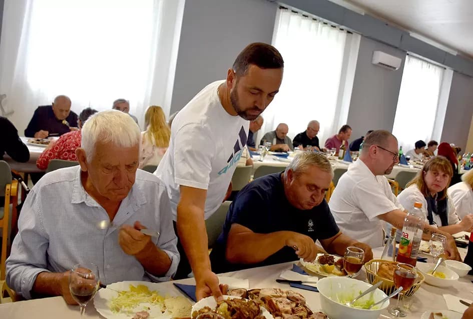 Biškupčan Branko Ivanešić nakon bolesti slavio život uz stotinu rođaka i prijatelja