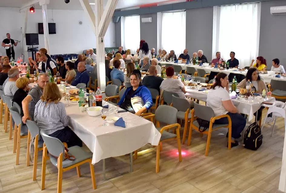 Biškupčan Branko Ivanešić nakon bolesti slavio život uz stotinu rođaka i prijatelja