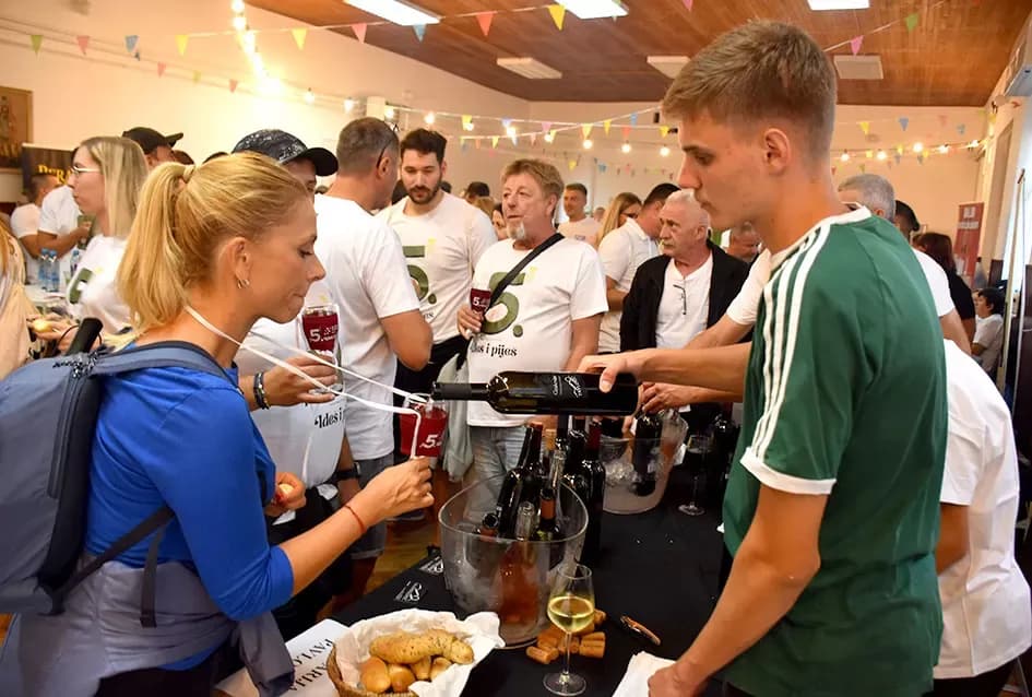 (FOTOGALERIJA) ”Ideš i piješ” umjesto u vinogorju održana u Vatrogasnom domu