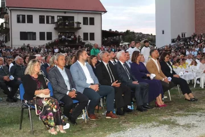 (FOTOGALERIJA) Središnjim euharistijskim slavljem i zavjetnom procesijom završena jubilejska Devetnica Gospi od Suza