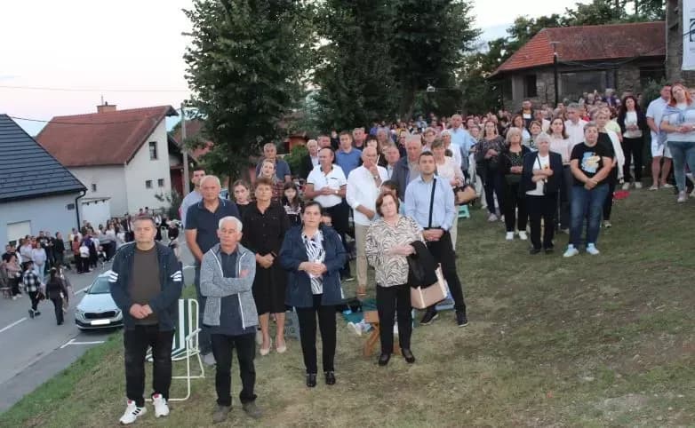 (FOTOGALERIJA) Središnjim euharistijskim slavljem i zavjetnom procesijom završena jubilejska Devetnica Gospi od Suza