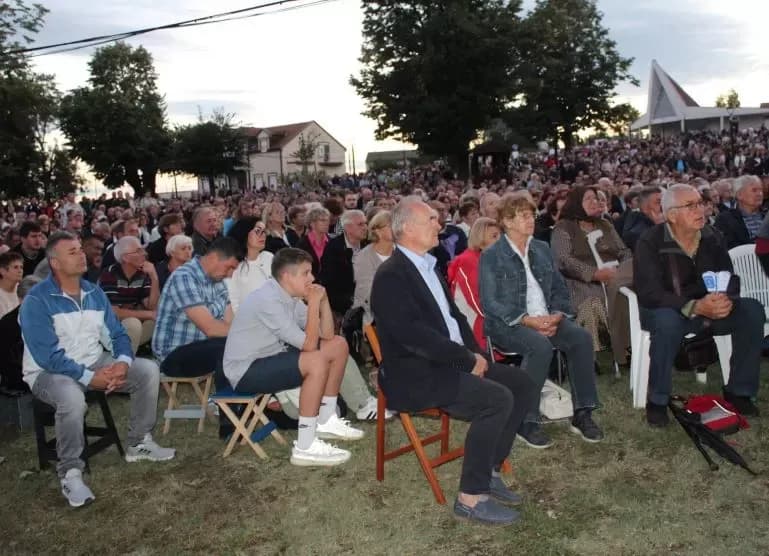 (FOTOGALERIJA) Središnjim euharistijskim slavljem i zavjetnom procesijom završena jubilejska Devetnica Gospi od Suza