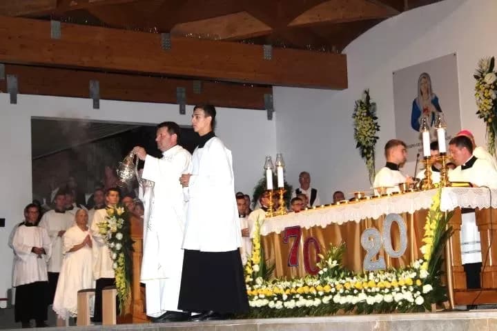 (FOTOGALERIJA) Središnjim euharistijskim slavljem i zavjetnom procesijom završena jubilejska Devetnica Gospi od Suza