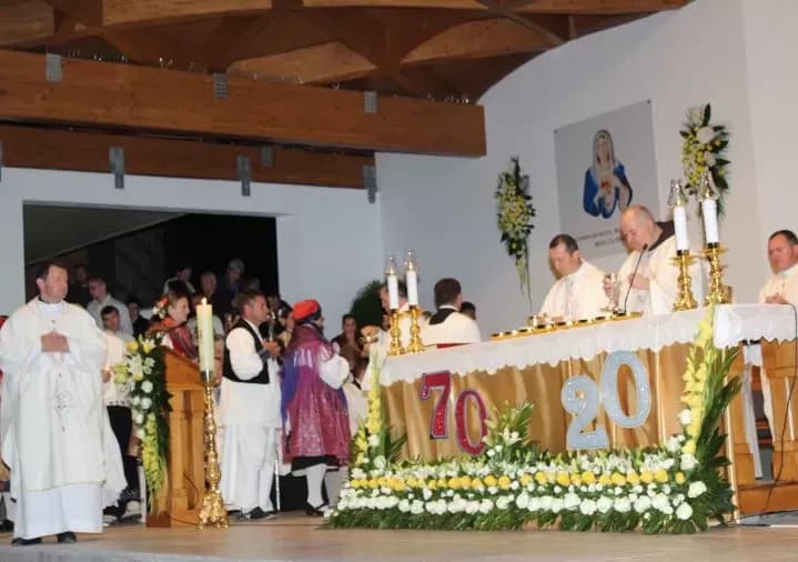 (FOTOGALERIJA) Središnjim euharistijskim slavljem i zavjetnom procesijom završena jubilejska Devetnica Gospi od Suza