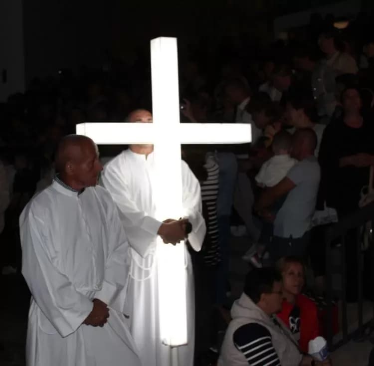 (FOTOGALERIJA) Središnjim euharistijskim slavljem i zavjetnom procesijom završena jubilejska Devetnica Gospi od Suza