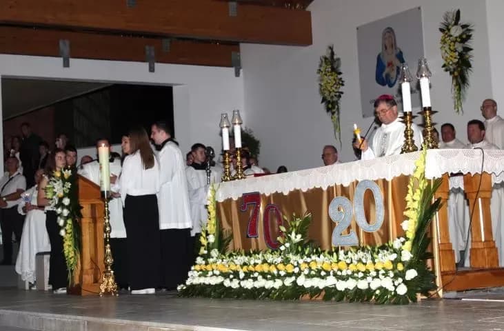 (FOTOGALERIJA) Središnjim euharistijskim slavljem i zavjetnom procesijom završena jubilejska Devetnica Gospi od Suza