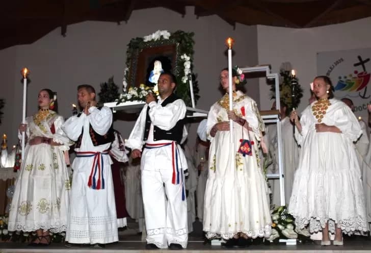 (FOTOGALERIJA) Središnjim euharistijskim slavljem i zavjetnom procesijom završena jubilejska Devetnica Gospi od Suza