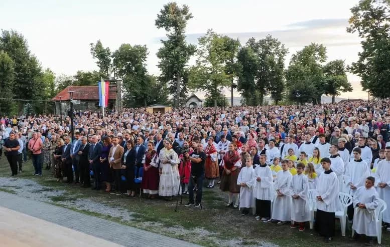 (FOTOGALERIJA) Središnjim euharistijskim slavljem i zavjetnom procesijom završena jubilejska Devetnica Gospi od Suza