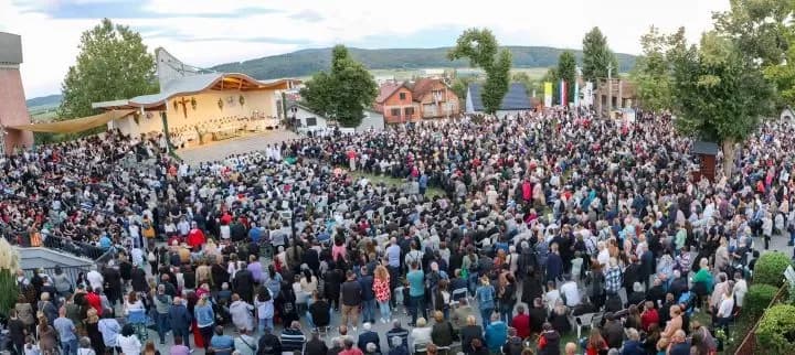 (FOTOGALERIJA) Središnjim euharistijskim slavljem i zavjetnom procesijom završena jubilejska Devetnica Gospi od Suza