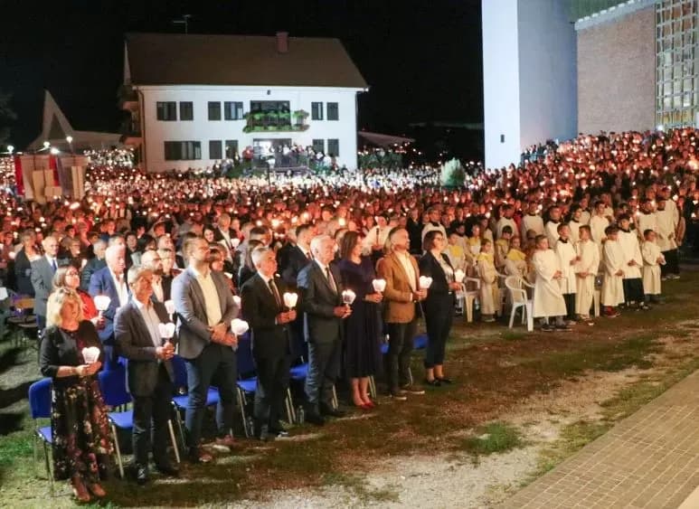 (FOTOGALERIJA) Središnjim euharistijskim slavljem i zavjetnom procesijom završena jubilejska Devetnica Gospi od Suza