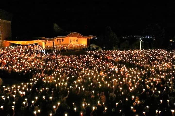 (FOTOGALERIJA) Središnjim euharistijskim slavljem i zavjetnom procesijom završena jubilejska Devetnica Gospi od Suza
