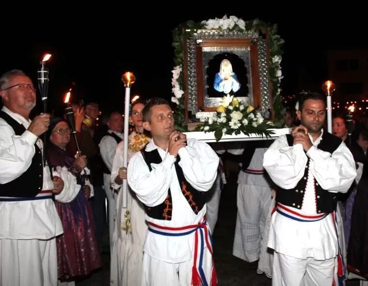 (FOTOGALERIJA) Središnjim euharistijskim slavljem i zavjetnom procesijom završena jubilejska Devetnica Gospi od Suza