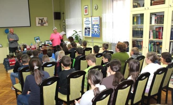 Zavičajni književnik Ivan Abibović učenicima požeške Osnovne škole Antuna Kanižlića predstavio svoje stvaralaštvo