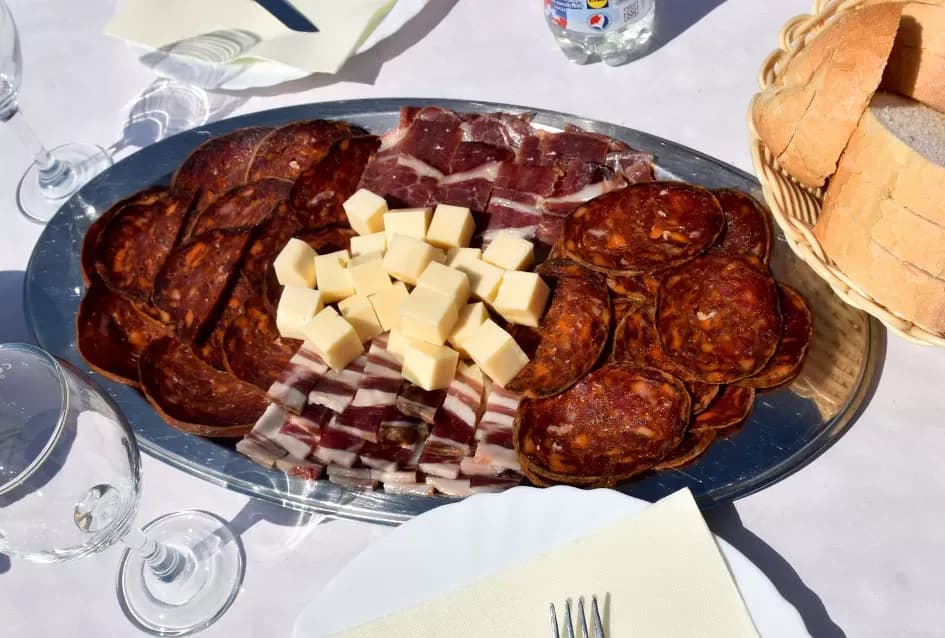 Pjesmom uz tambure Škoro počeo berbu vinograda u Mitrovcu