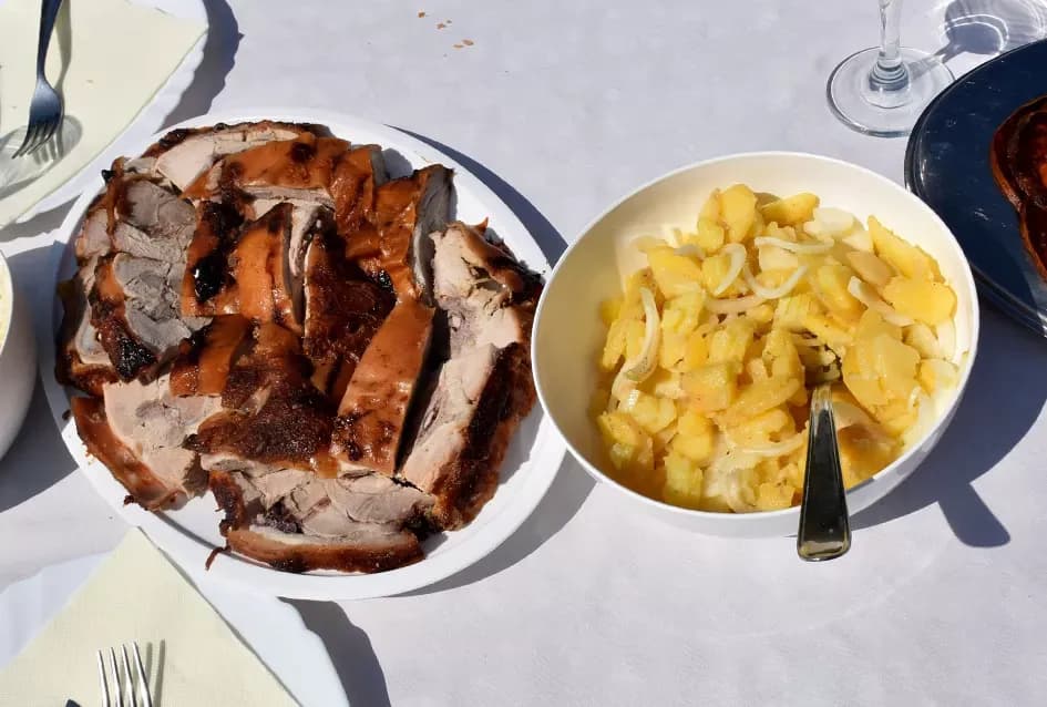 Pjesmom uz tambure Škoro počeo berbu vinograda u Mitrovcu
