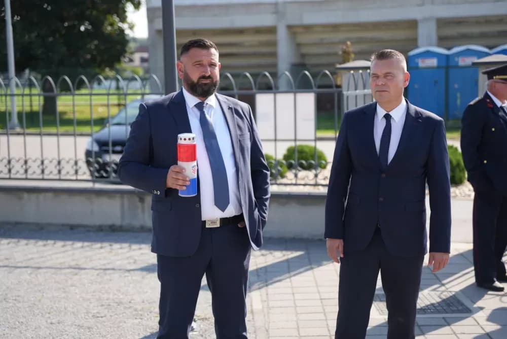 Uz pripadnike Počasno zaštitne bojne u Kutjevu visoki dužnosnici položili vijence i zapalili svijeće na Groblju sv. Marka