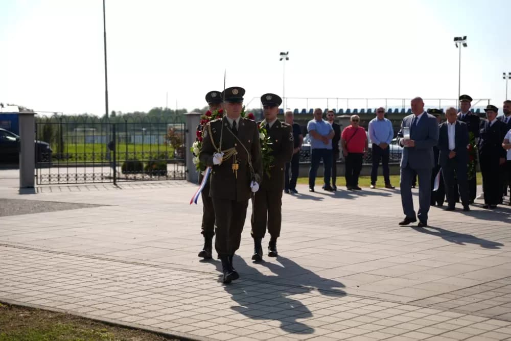Uz pripadnike Počasno zaštitne bojne u Kutjevu visoki dužnosnici položili vijence i zapalili svijeće na Groblju sv. Marka